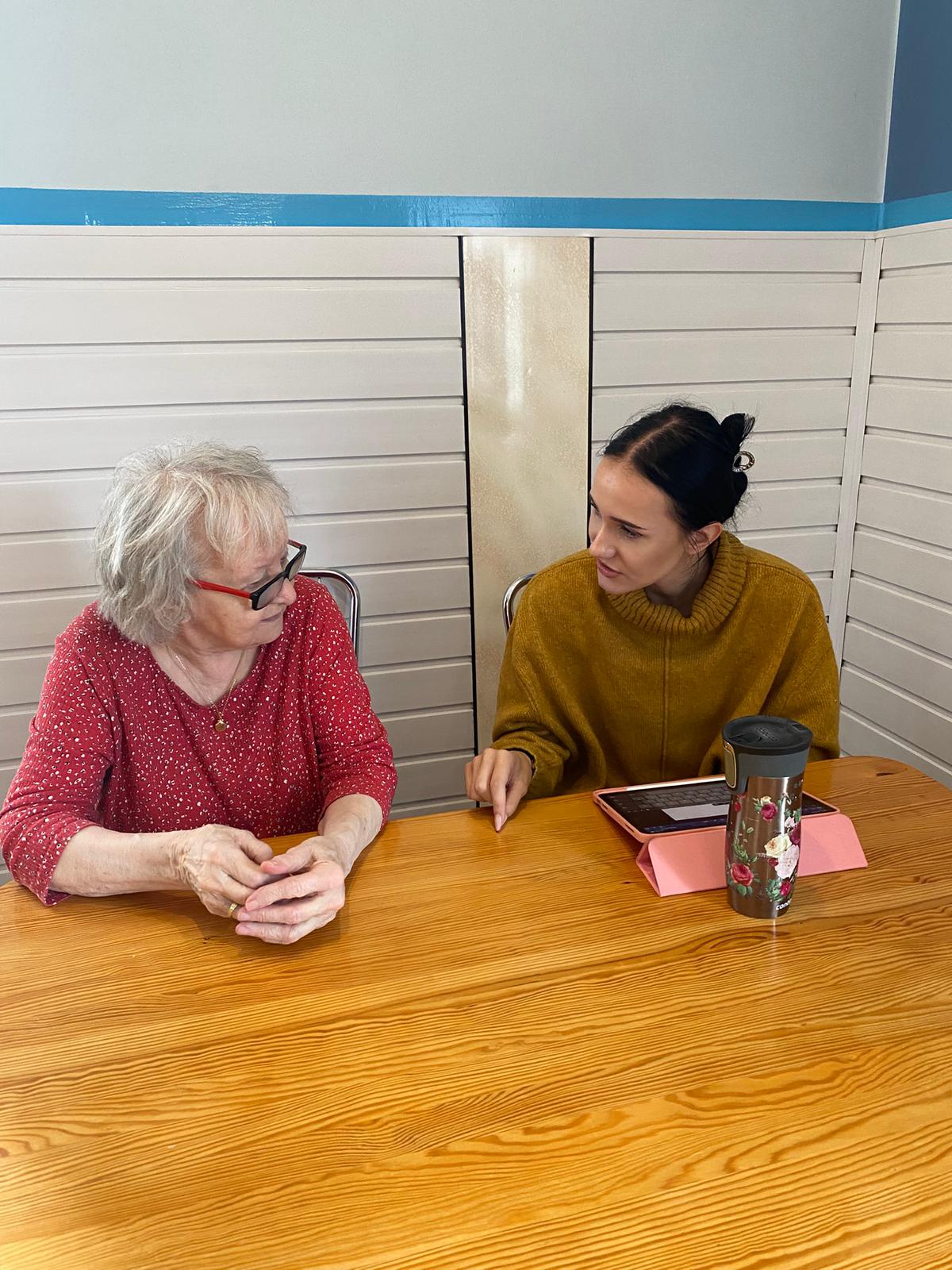 Uśmiechnięci uczestnicy potańcówki na zakończenie spotkania