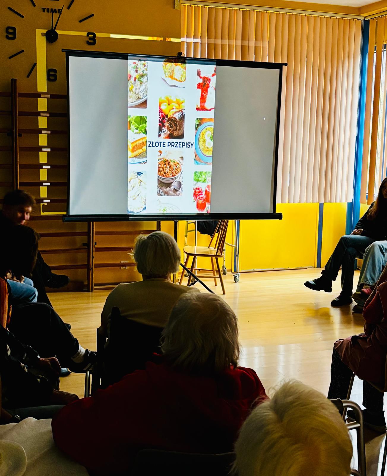 Seniorzy i młodzież tańczący razem na parkiecie