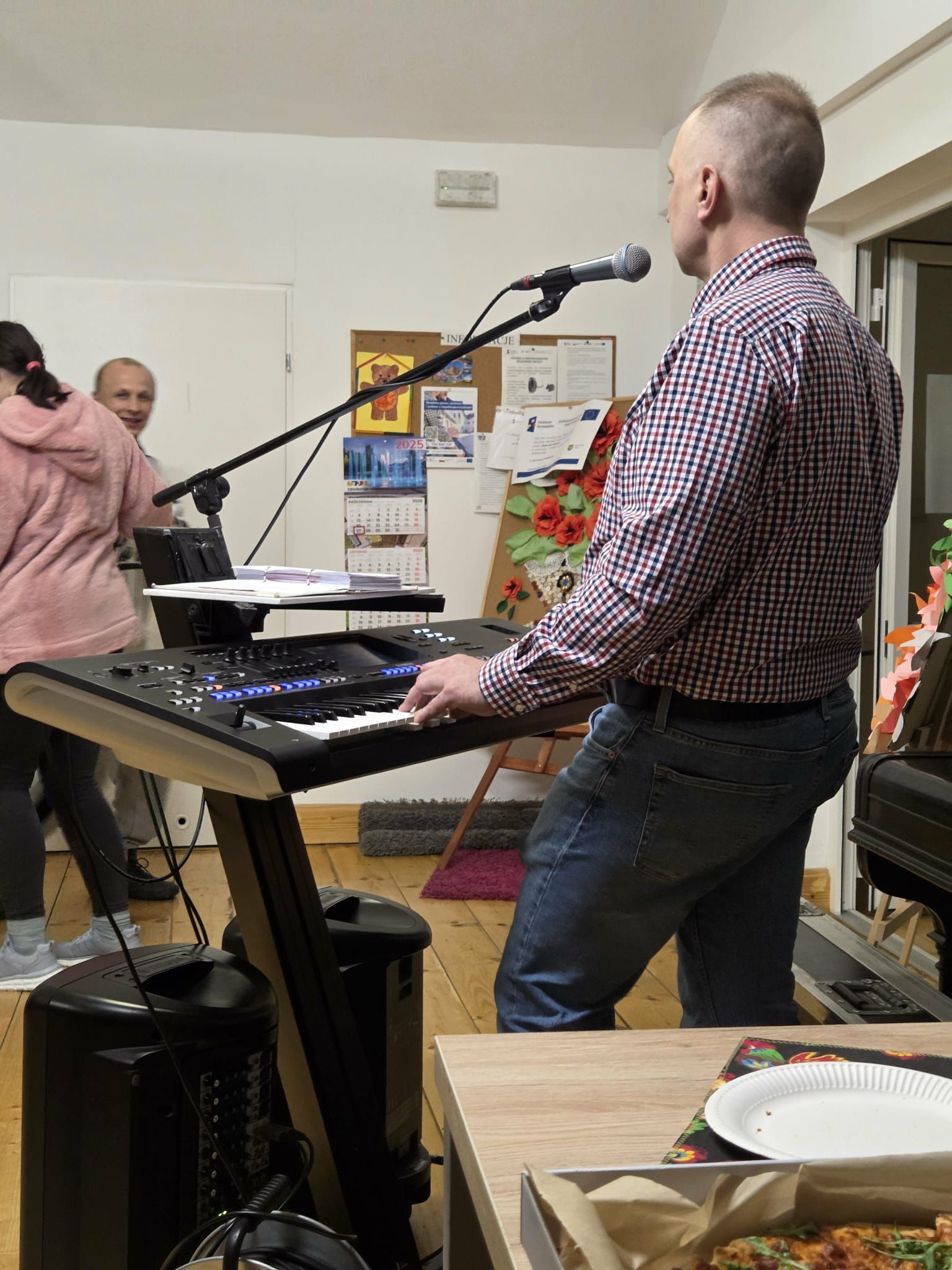 Uśmiechnięci uczestnicy potańcówki na zakończenie spotkania