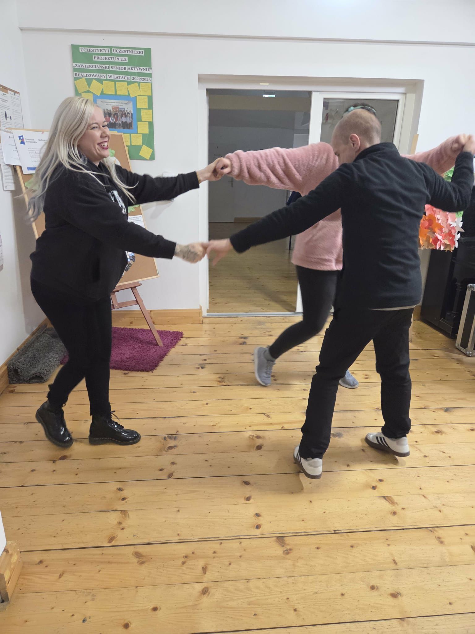 Uczestnicy „Śpiewającej potańcówki” podczas wspólnego śpiewania